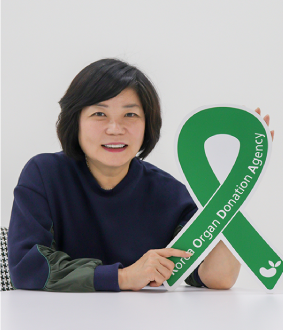 초록리본을 들고있는 스타강사 김미경 이미지