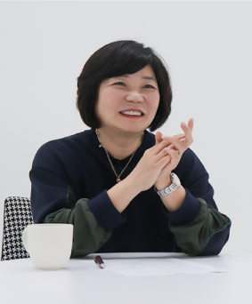 스타강사 김미경의 인터뷰하는 모습 이미지